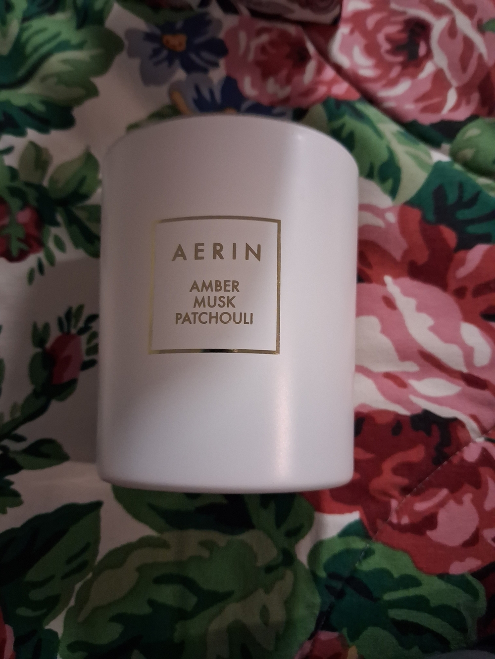 AERIN Amber Musk Patchouli Candle - White with Gold Label
